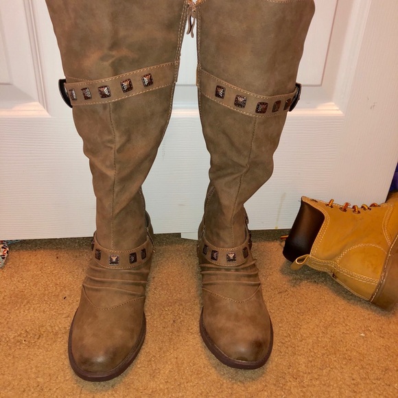 Boots - Picture 4 of 5